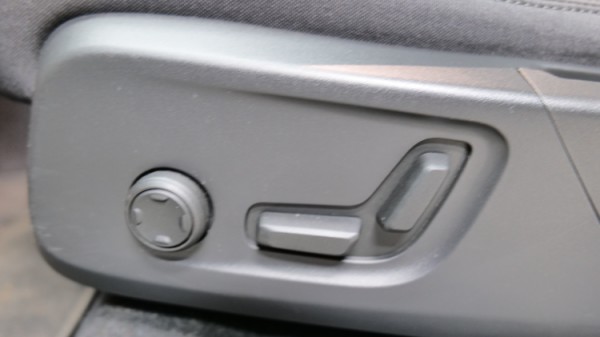 Esittelykuva Volvo C40 täyssähköautosta.