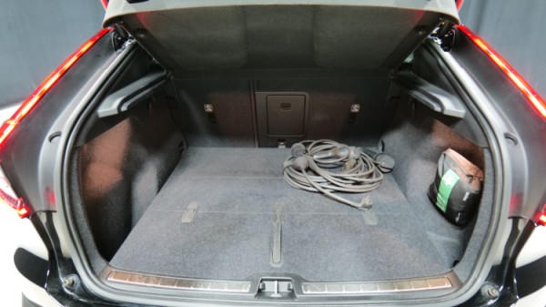 Esittelykuva Volvo C40 täyssähköautosta.