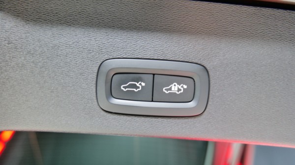 Esittelykuva Volvo C40 täyssähköautosta.