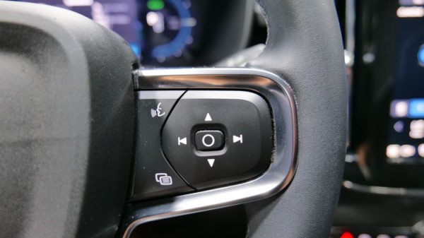 Esittelykuva Volvo C40 täyssähköautosta.