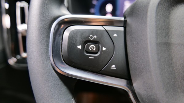Esittelykuva Volvo C40 täyssähköautosta.