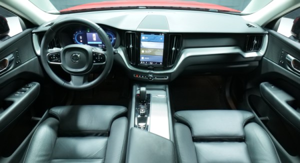 Esittelykuva Volvo XC60 kevythybridiautosta.
