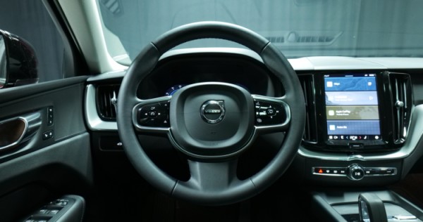 Esittelykuva Volvo XC60 kevythybridiautosta.
