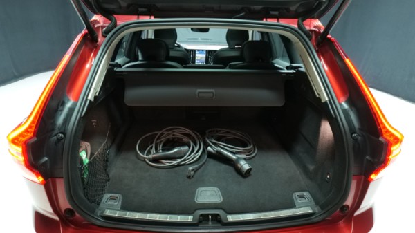 Esittelykuva Volvo XC60 kevythybridiautosta.