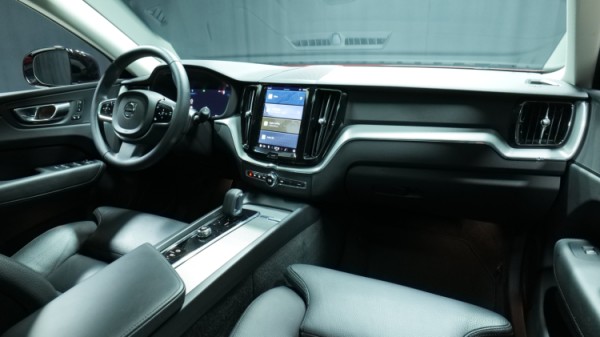 Esittelykuva Volvo XC60 kevythybridiautosta.