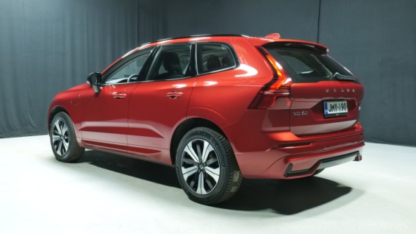 Esittelykuva Volvo XC60 kevythybridiautosta.