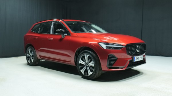 Esittelykuva Volvo XC60 kevythybridiautosta.