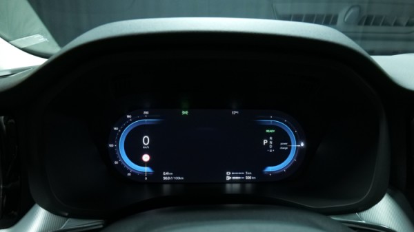 Esittelykuva Volvo XC60 kevythybridiautosta.