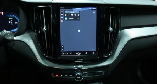 Esittelykuva Volvo XC60 kevythybridiautosta.