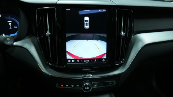 Esittelykuva Volvo XC60 kevythybridiautosta.