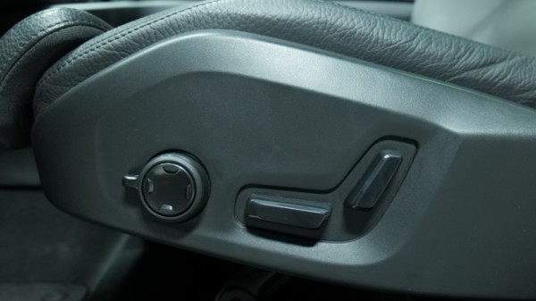 Esittelykuva Volvo XC60 kevythybridiautosta.