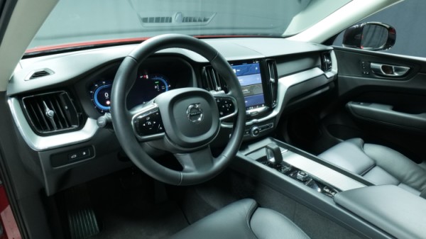 Esittelykuva Volvo XC60 kevythybridiautosta.