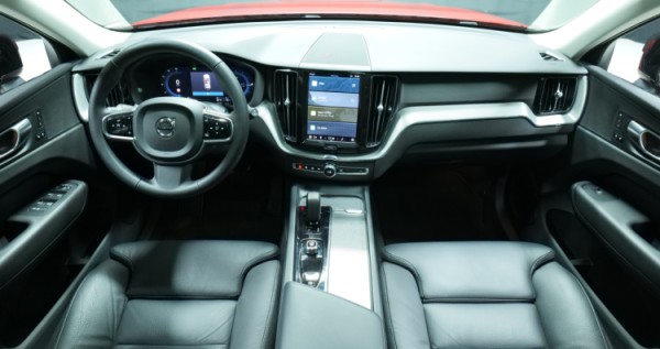 Esittelykuva Volvo XC60 kevythybridiautosta.