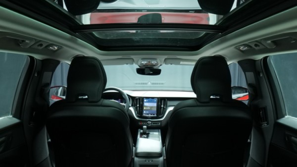 Esittelykuva Volvo XC60 kevythybridiautosta.