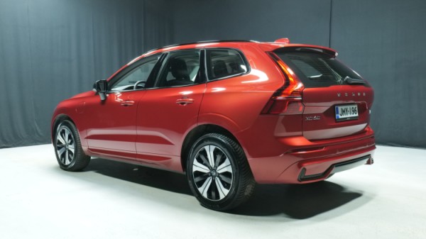 Esittelykuva Volvo XC60 kevythybridiautosta.