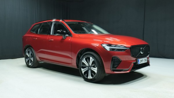 Esittelykuva Volvo XC60 kevythybridiautosta.