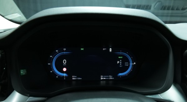 Esittelykuva Volvo XC60 kevythybridiautosta.