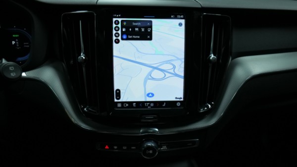 Esittelykuva Volvo XC60 kevythybridiautosta.