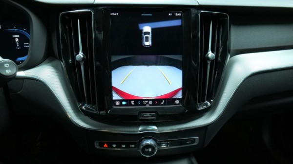 Esittelykuva Volvo XC60 kevythybridiautosta.