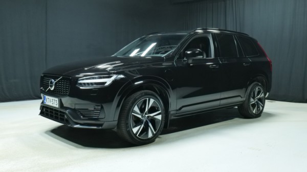 Esittelykuva Volvo XC90 kevythybridiautosta.