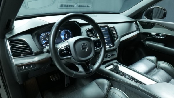 Esittelykuva Volvo XC90 kevythybridiautosta.