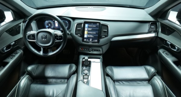 Esittelykuva Volvo XC90 kevythybridiautosta.