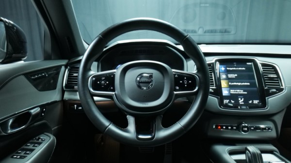 Esittelykuva Volvo XC90 kevythybridiautosta.