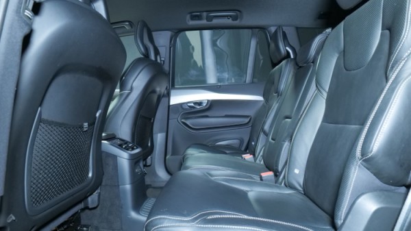 Esittelykuva Volvo XC90 kevythybridiautosta.