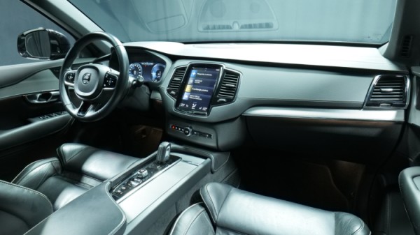 Esittelykuva Volvo XC90 kevythybridiautosta.