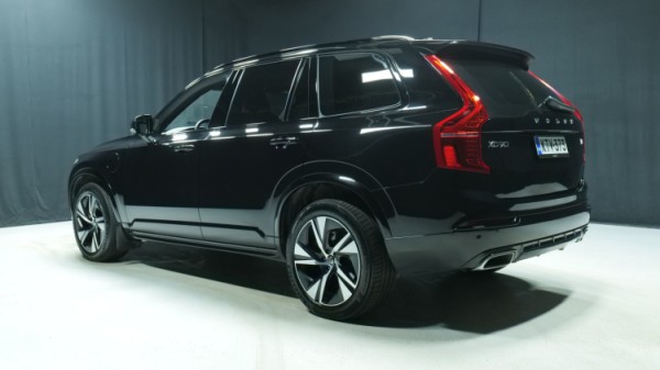 Esittelykuva Volvo XC90 kevythybridiautosta.