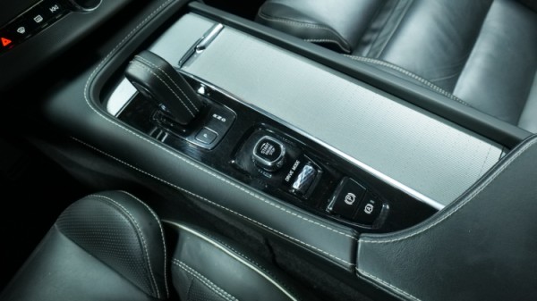 Esittelykuva Volvo XC90 kevythybridiautosta.