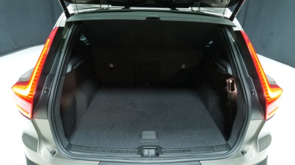 Esittelykuva Volvo XC40 bensiiniautosta.