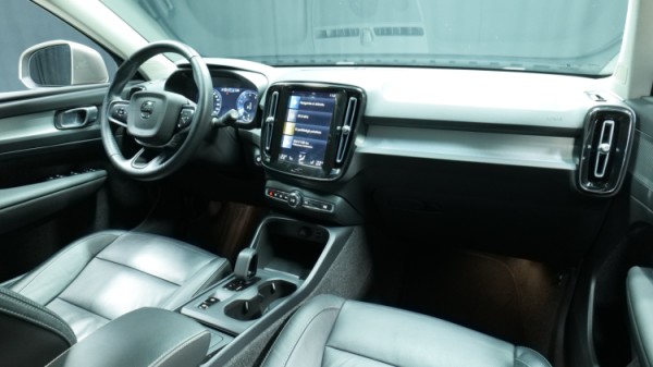 Esittelykuva Volvo XC40 bensiiniautosta.