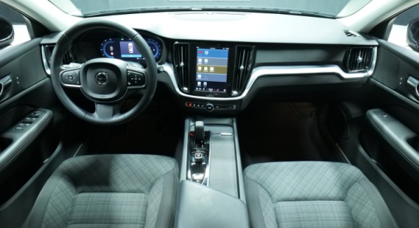 Esittelykuva Volvo V60 bensiiniautosta.