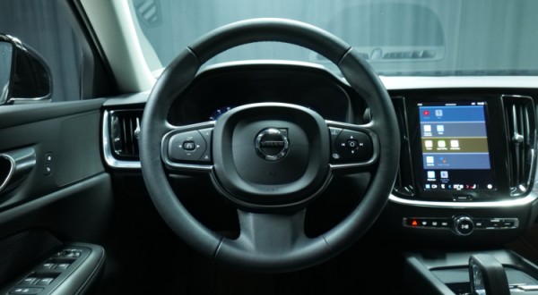 Esittelykuva Volvo V60 bensiiniautosta.