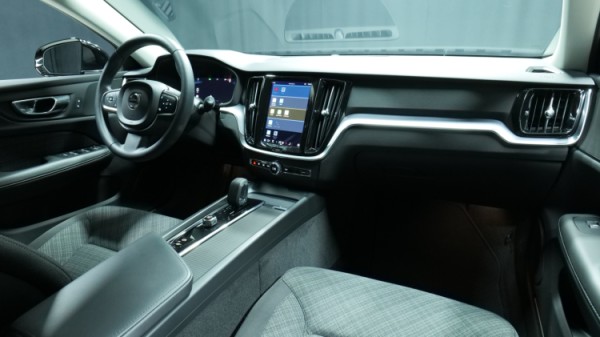 Esittelykuva Volvo V60 bensiiniautosta.