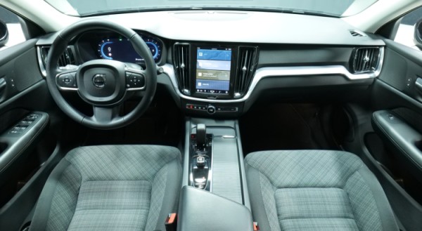 Esittelykuva Volvo V60 bensiiniautosta.