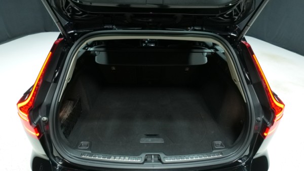 Esittelykuva Volvo V60 bensiiniautosta.