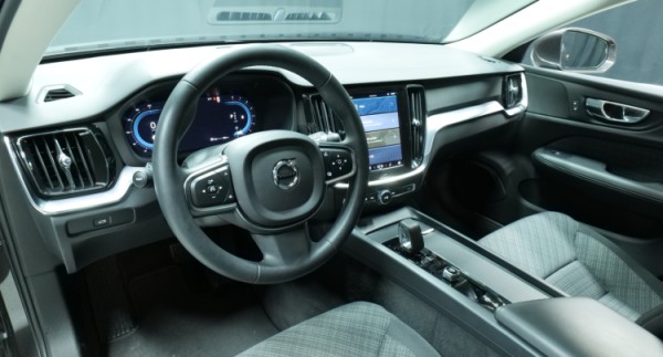 Esittelykuva Volvo V60 bensiiniautosta.