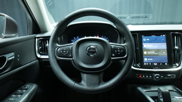 Esittelykuva Volvo V60 bensiiniautosta.
