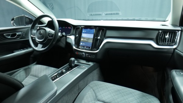 Esittelykuva Volvo V60 bensiiniautosta.