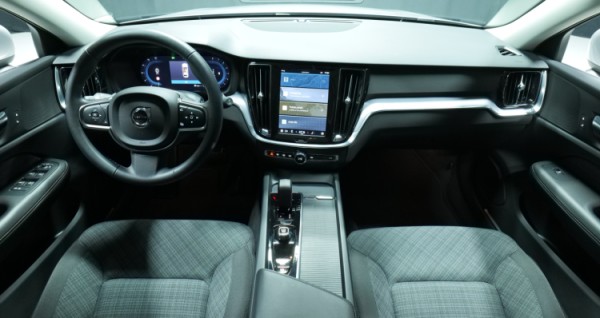 Esittelykuva Volvo V60 bensiiniautosta.