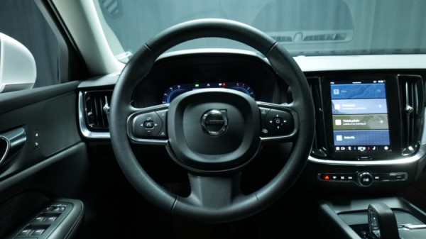 Esittelykuva Volvo V60 bensiiniautosta.