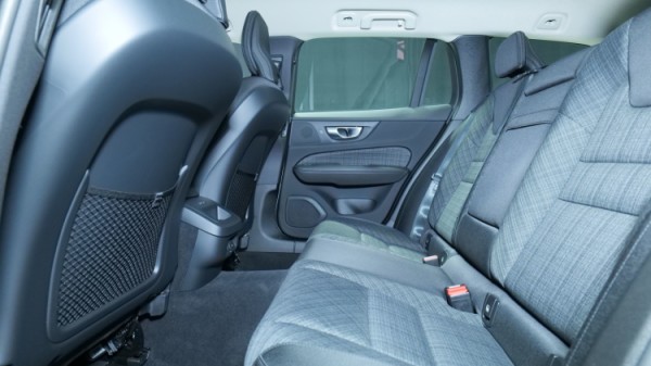 Esittelykuva Volvo V60 bensiiniautosta.
