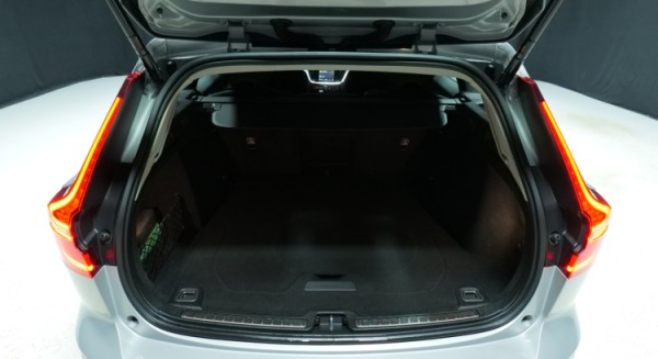 Esittelykuva Volvo V60 bensiiniautosta.