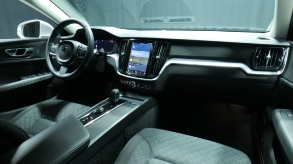 Esittelykuva Volvo V60 bensiiniautosta.