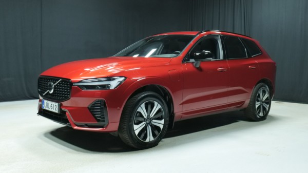 Esittelykuva Volvo XC60 kevythybridiautosta.