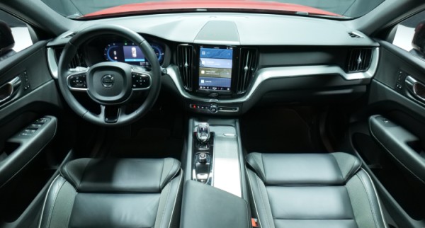 Esittelykuva Volvo XC60 kevythybridiautosta.