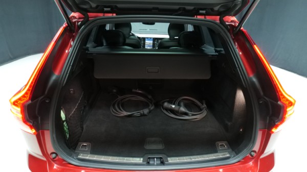 Esittelykuva Volvo XC60 kevythybridiautosta.