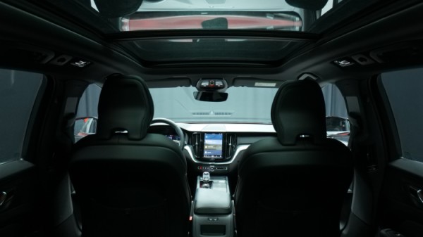 Esittelykuva Volvo XC60 kevythybridiautosta.